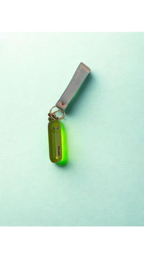 Mini Ventilator Portabil cu Breloc – Răcorește-te oriunde, oricând!