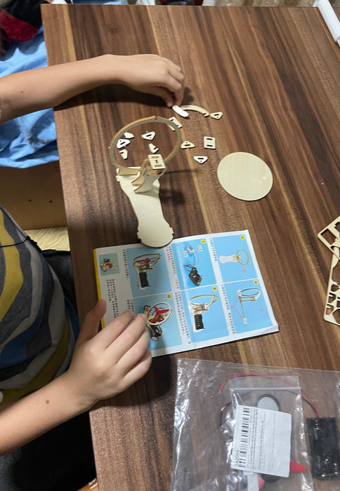 Puzzle Mașinuță cu Elice – Jucărie STEM Electrică din Lemn