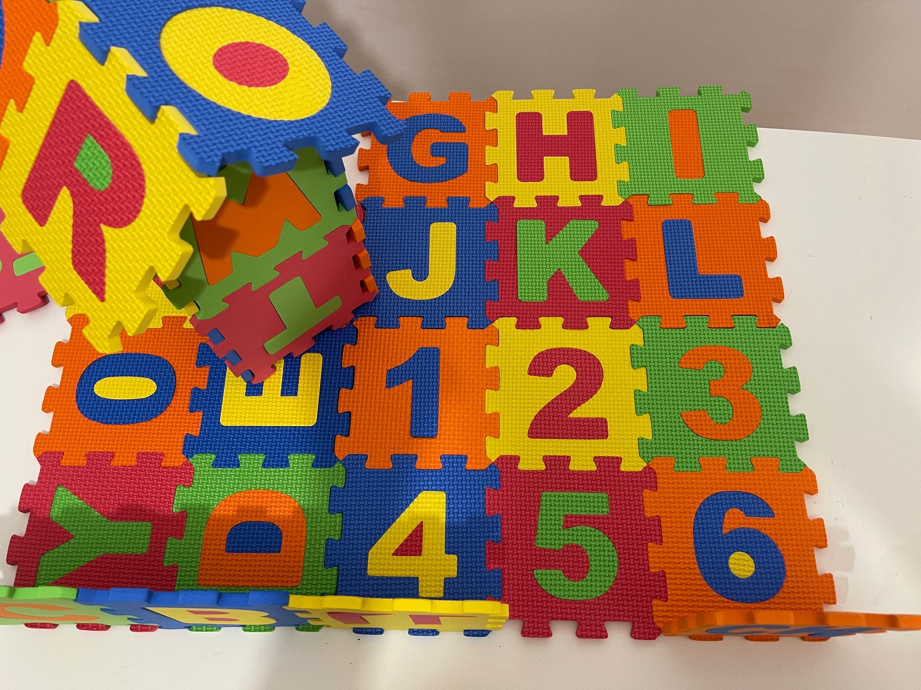 Covoraș Puzzle Educațional Alfabet & Cifre – EVA Soft Foam