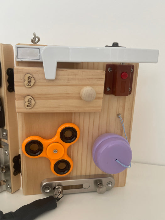 Jucărie Montessori Busy Board – Motricitate și explorare